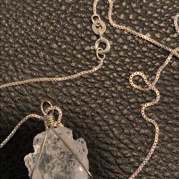NWOT Beautiful Crystal With Silver Chain - Picture 4 of 6